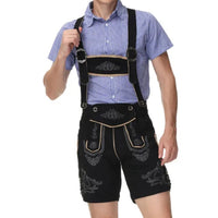 Mann in schwarzer Lederhose mit blauer karierten Hemd, traditionell bayerische Tracht.