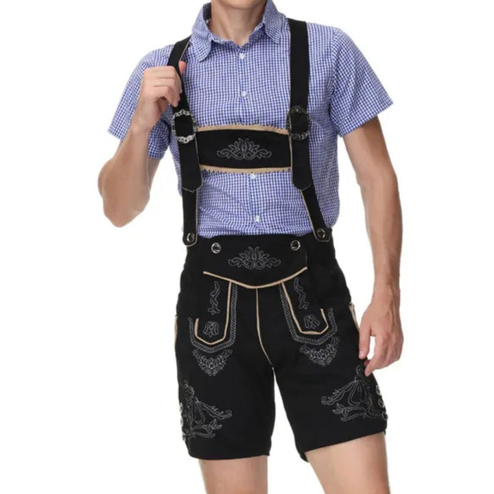 Mann in schwarzer Lederhose mit blauer karierten Hemd, traditionell bayerische Tracht.