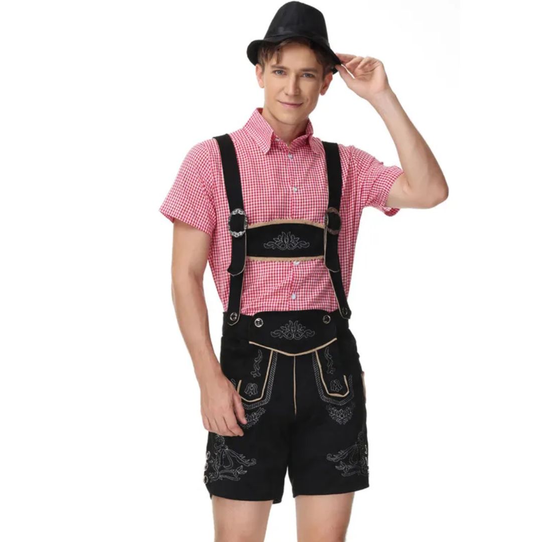 Mann in traditioneller bayerischer Tracht mit rotem Hemd und schwarzer Lederhose, Oktoberfest-Outfit.