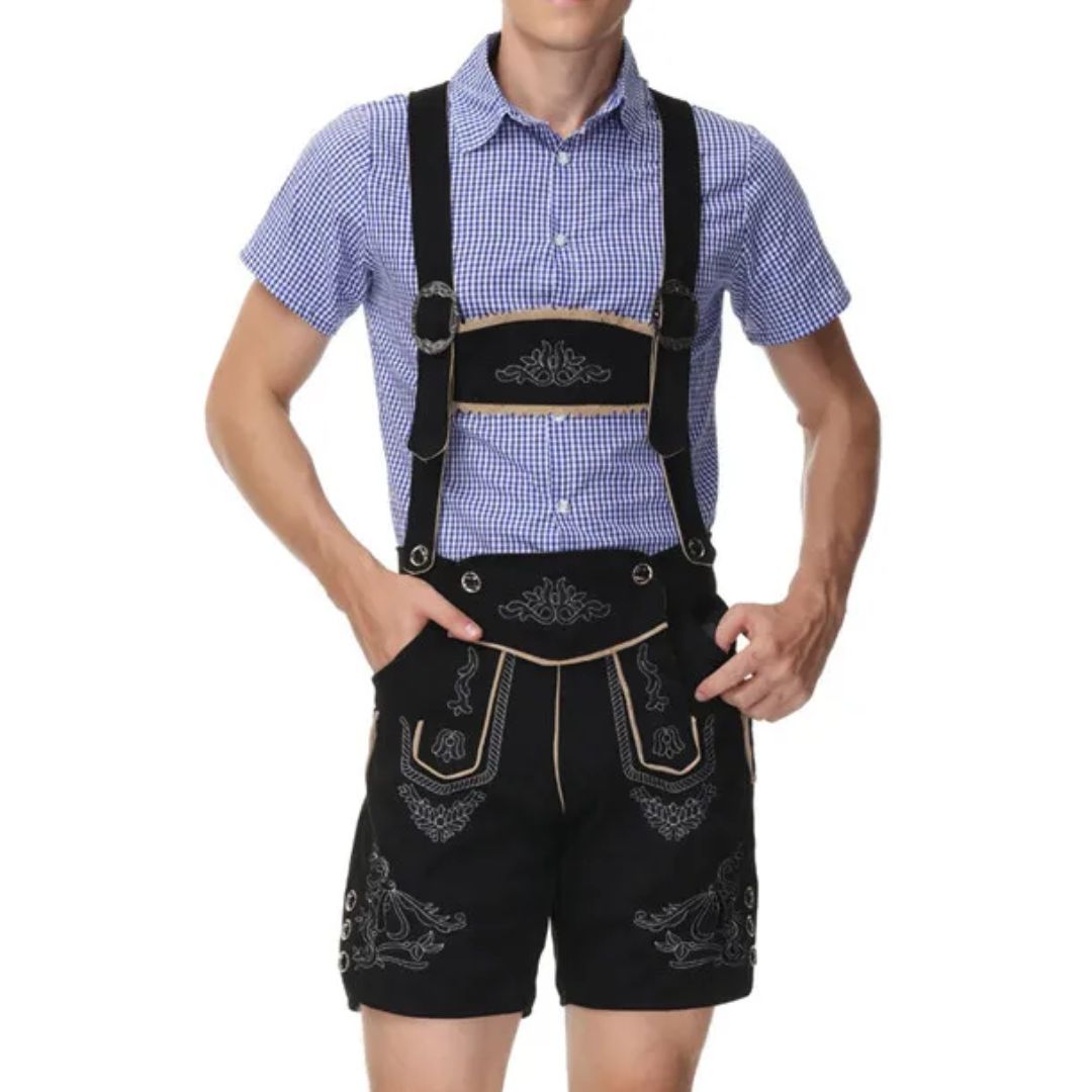 Mann in traditioneller schwarzer Lederhose mit blauer karierten Hemd, Trachtenmode.