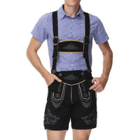 Mann in traditioneller schwarzer Lederhose mit blauer karierten Hemd, Trachtenmode.