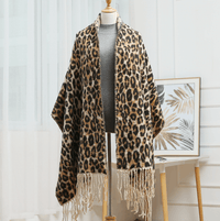 Leopardenmuster Poncho mit Fransen, Damenmode, warm, stilvoll, Wohnzimmer, Kleiderpuppe.