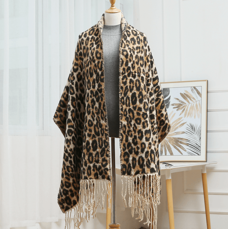 Leopardenmuster Poncho mit Fransen, Damenmode, warm, stilvoll, Wohnzimmer, Kleiderpuppe.