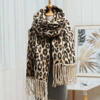 Leopardenmuster Schal, beige-braun, Fransen, Damenmode, Winteraccessoire, warm, stilvoll.