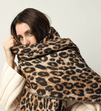 Frau mit Leopardenmuster-Schal, braun-schwarz, Wintermode, Accessoire, warm, stilvoll.