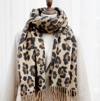 Leopardenmuster Schal beige schwarz, Damenmode, Winteraccessoire, Fransen, elegant, warm.