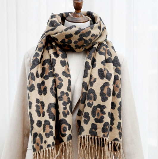 Leopardenmuster Schal beige schwarz, Damenmode, Winteraccessoire, Fransen, elegant, warm.