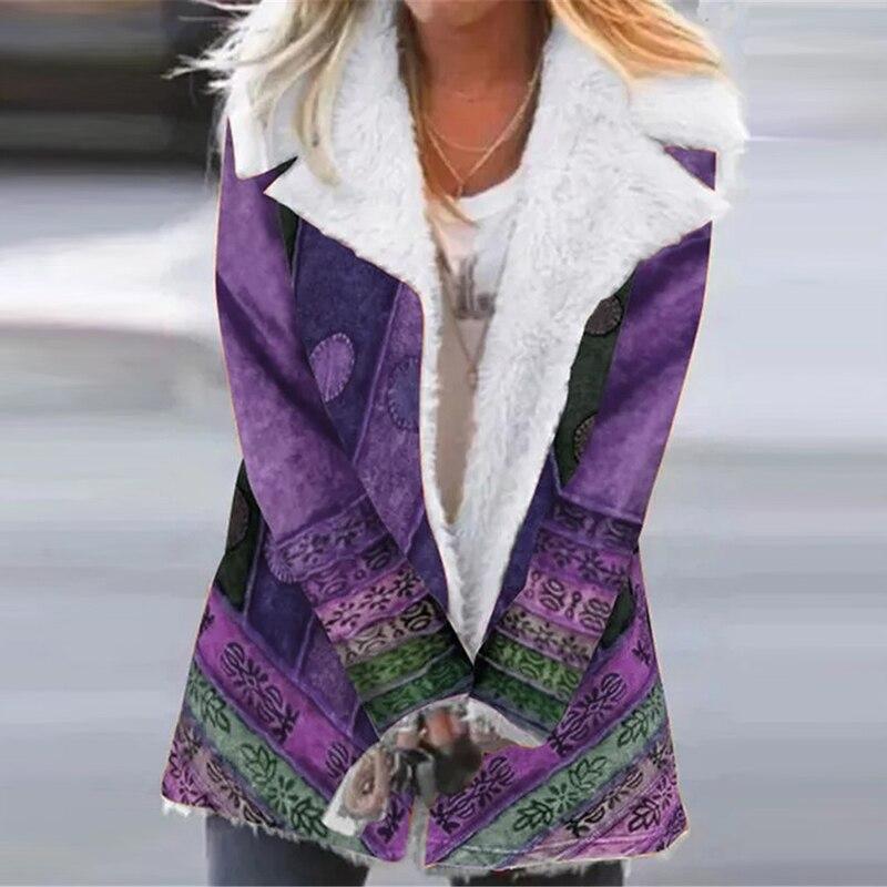 Frau in lila Patchwork-Jacke mit weißem Kunstfellkragen, modisch, wintertauglich.
