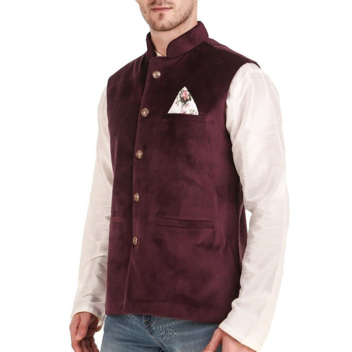 Männer Weste, bordeaux, Stehkragen, Knöpfe, weißes Hemd, Jeans, elegantes Design.