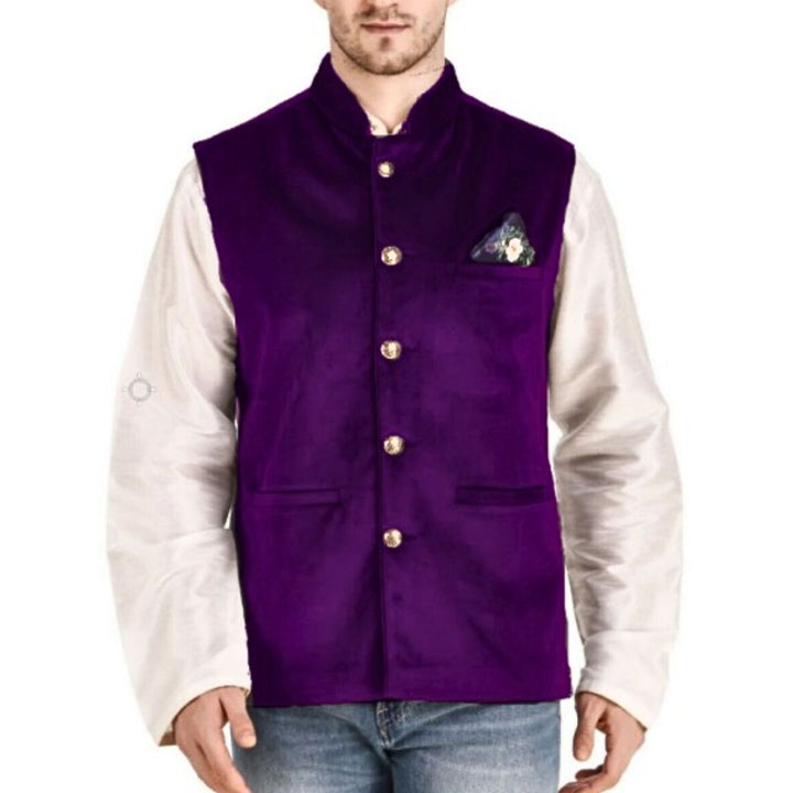 Mann in lila Nehru-Weste mit goldenen Knöpfen, weißem Hemd und blauer Jeans.