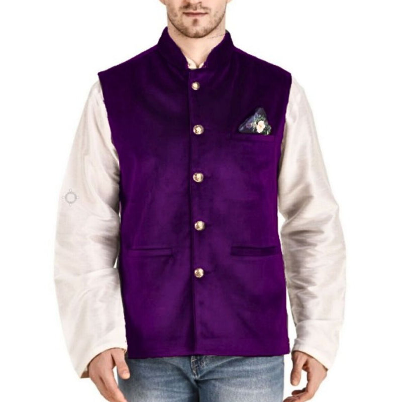 Mann in lila Nehru-Weste mit goldenen Knöpfen, weißem Hemd und blauer Jeans.