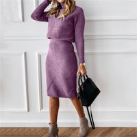 Frau in lila Strickkleid mit Handtasche, Herbstmode, elegantes Outfit, Stiefeletten, Innenraum.