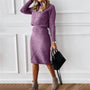 Frau in lila Strickkleid mit Handtasche, Herbstmode, elegantes Outfit, Stiefeletten, Innenraum.