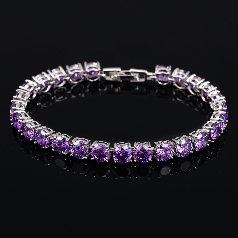 Silbernes Armband mit lila Zirkonia-Steinen, eleganter Schmuck, Damenaccessoire, Geschenkidee.