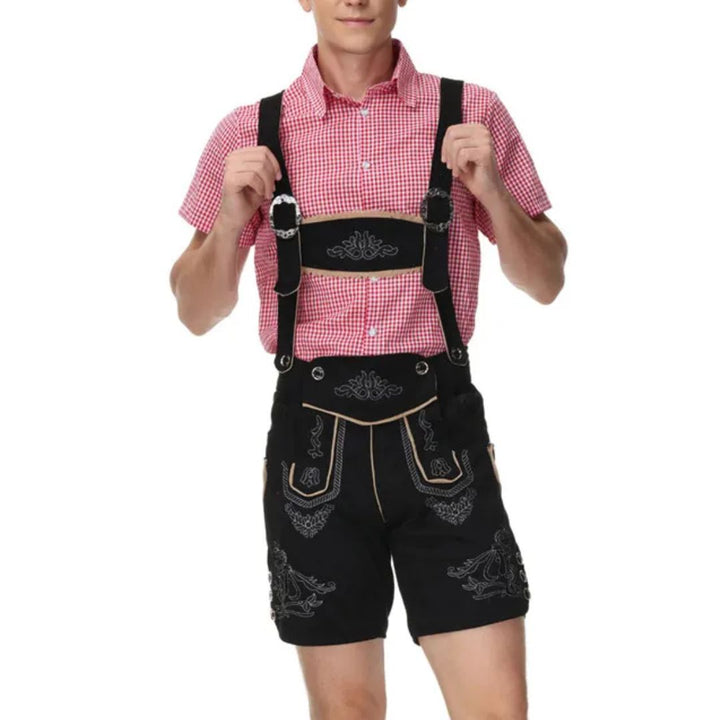 Mann in schwarzer Lederhose mit rotem Karohemd, traditionell bayerische Tracht, Oktoberfest.