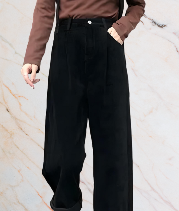 Braune Bluse, schwarze Hose, Damenmode, eleganter Stil, Marmorhintergrund.