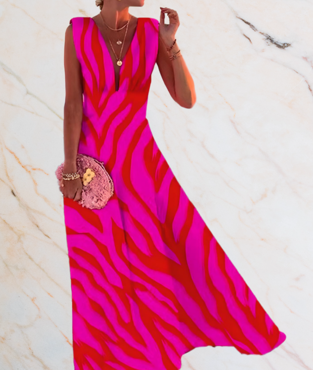Frau im pink-roten Zebra-Muster Maxikleid, elegantes Sommeroutfit, Marmorhintergrund.