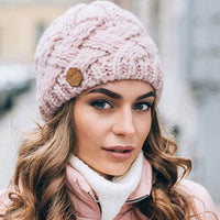 Frau mit rosa Strickmütze, Zopfmuster, Wintermode, warm, stilvoll, draußen, Accessoire.