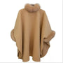 Damen Poncho beige mit Kunstfellbesatz, eleganter Wintermantel, modisches Cape, warm und stilvoll.
