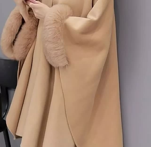 Damenmantel beige mit Kunstfellbesatz, elegantes Design, Wintermode, warm und stilvoll.