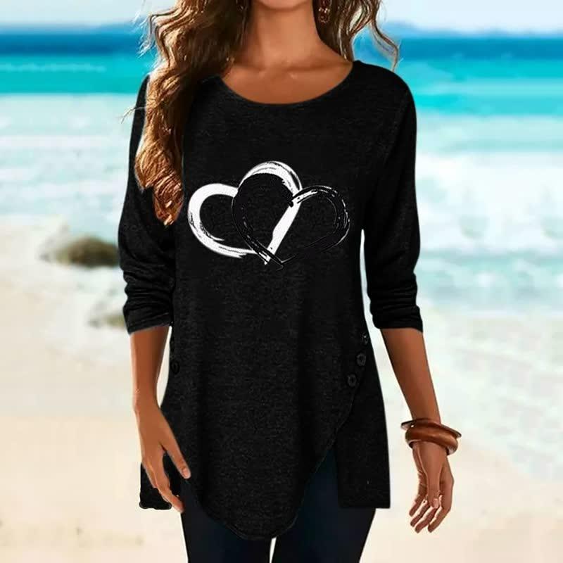 Frau in schwarzem Langarmshirt mit Herzmotiv am Strand, Damenmode, Freizeitkleidung.