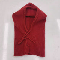 Roter Strickschal mit Kapuze, Damenmode, weiches Material, Herbst-Winter-Accessoire.