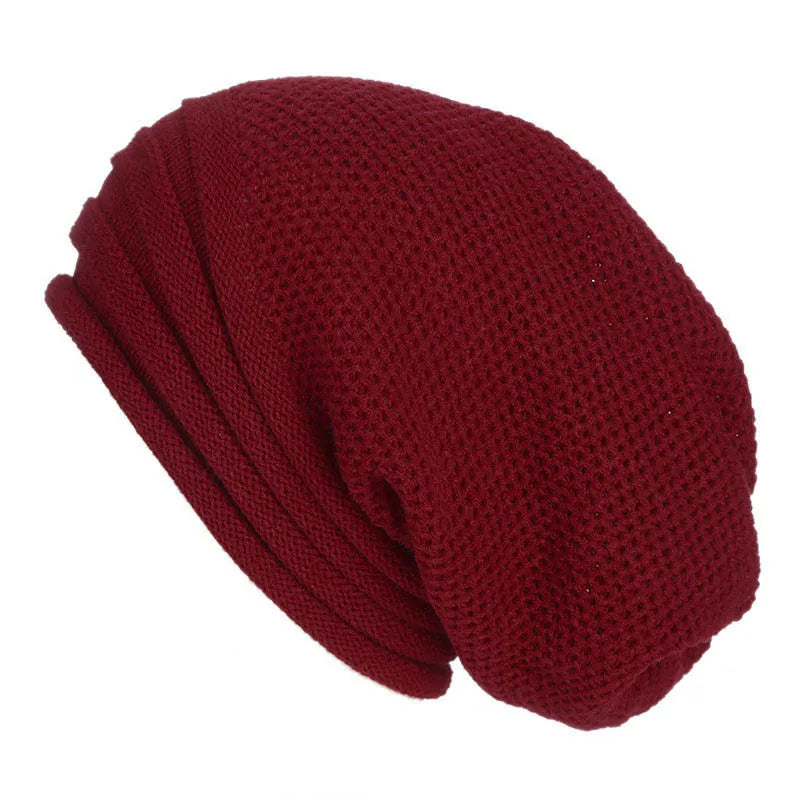 Rote Strickmütze aus Wolle, modisch und warm, ideal für Herbst und Winter.