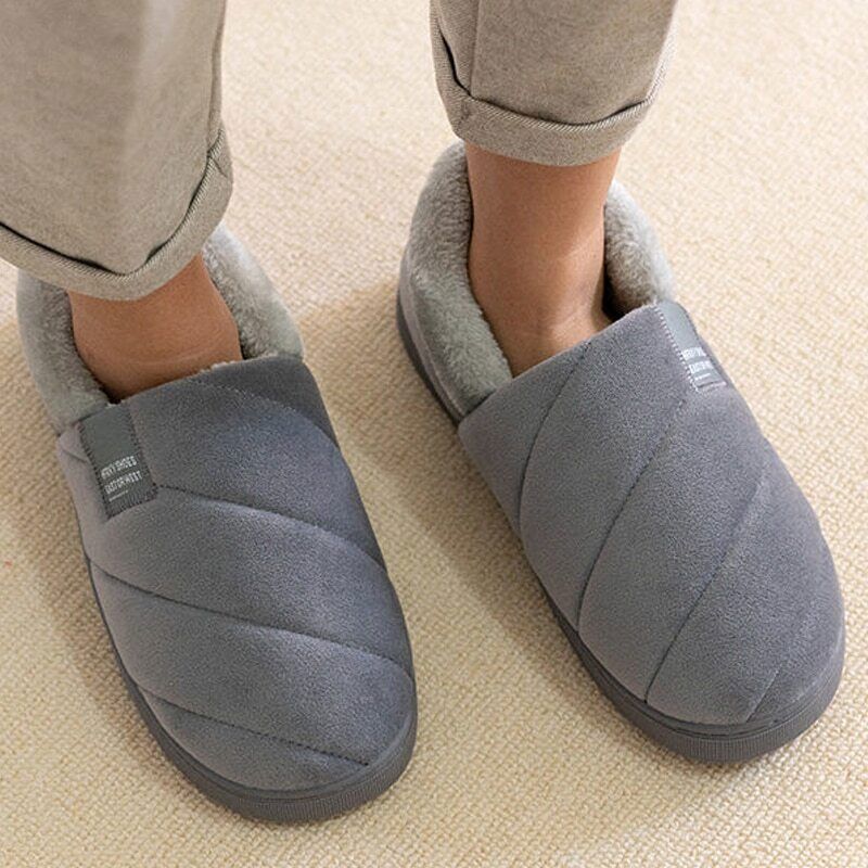 Graue Hausschuhe aus Fleece, warm, gemütlich, rutschfest, ideal für den Winter.