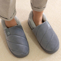 Graue Hausschuhe aus Fleece, warm, gemütlich, rutschfest, ideal für den Winter.