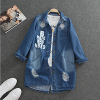 Oversized Damen-Denimjacke, blau, mit Schriftzug, ideal für Frühling, lässiger Stil.