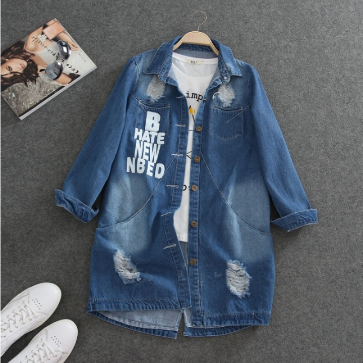 Oversized Damen-Denimjacke, blau, mit Schriftzug, ideal für Frühling, lässiger Stil.