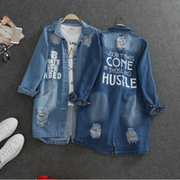 Zwei oversized Damen-Jeansjacken mit Schriftzug, ideal für Frühling, blaue Denim-Optik.