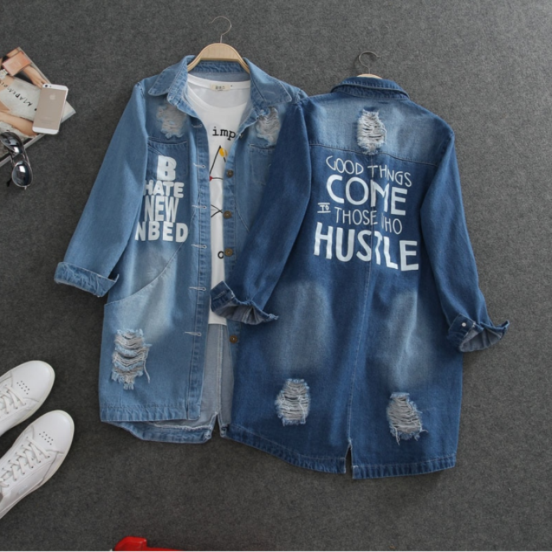 Zwei oversized Damen-Jeansjacken mit Schriftzug, ideal für Frühling, blaue Denim-Optik.