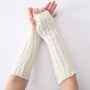 Weiße gestrickte Armstulpen, Zopfmuster, Damenmode, Winteraccessoire, warm und stilvoll.