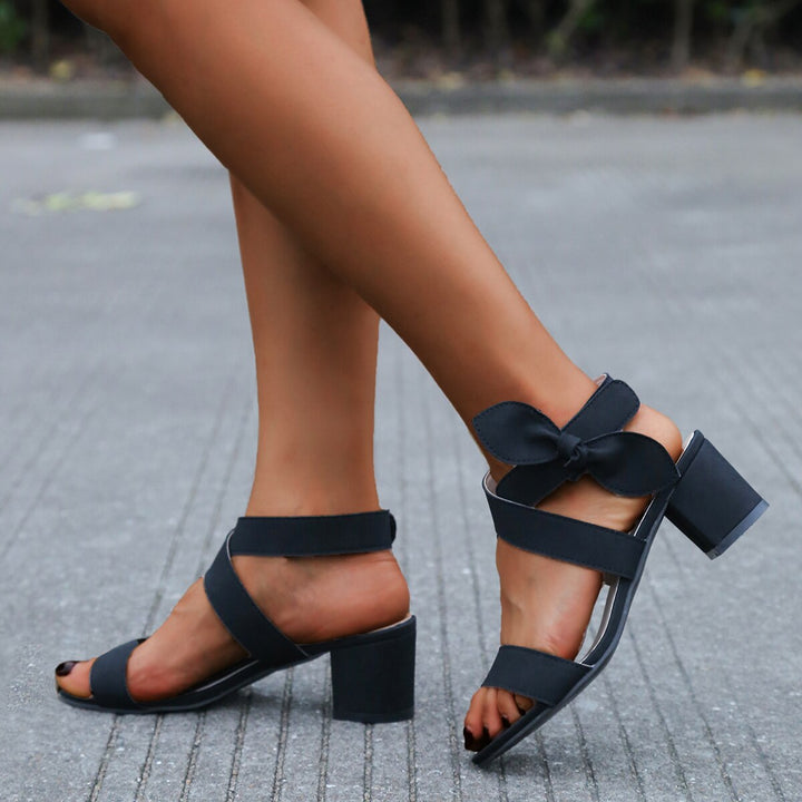Schwarze Damen-Sandalen mit Blockabsatz und Schleife, Sommermode 2020.