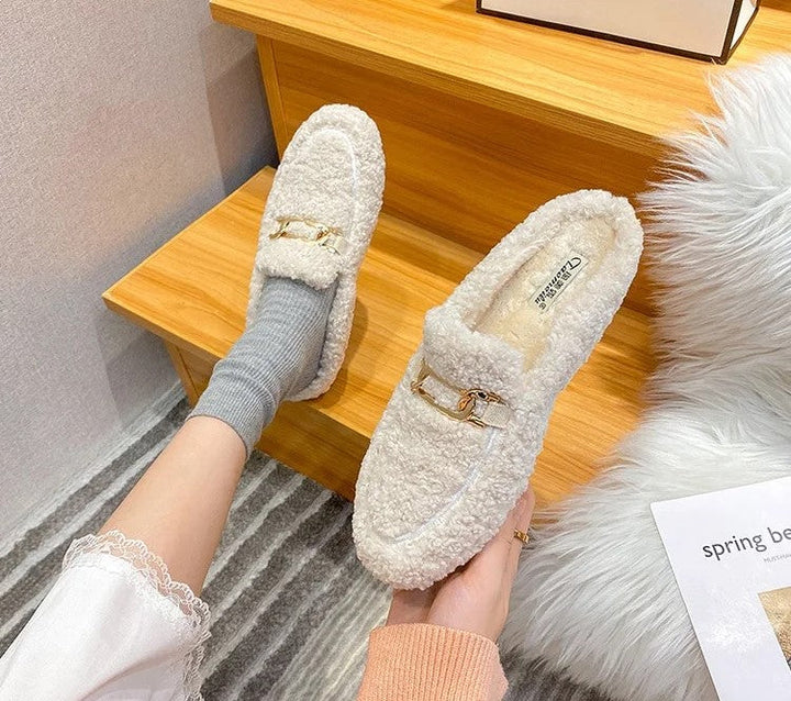 Weiße Damen-Pantoffeln aus Plüsch mit goldener Schnalle, gemütlich und stilvoll.