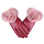 Rote Lederhandschuhe mit rosa Kunstfellbesatz, elegante Damenmode, Winteraccessoire.